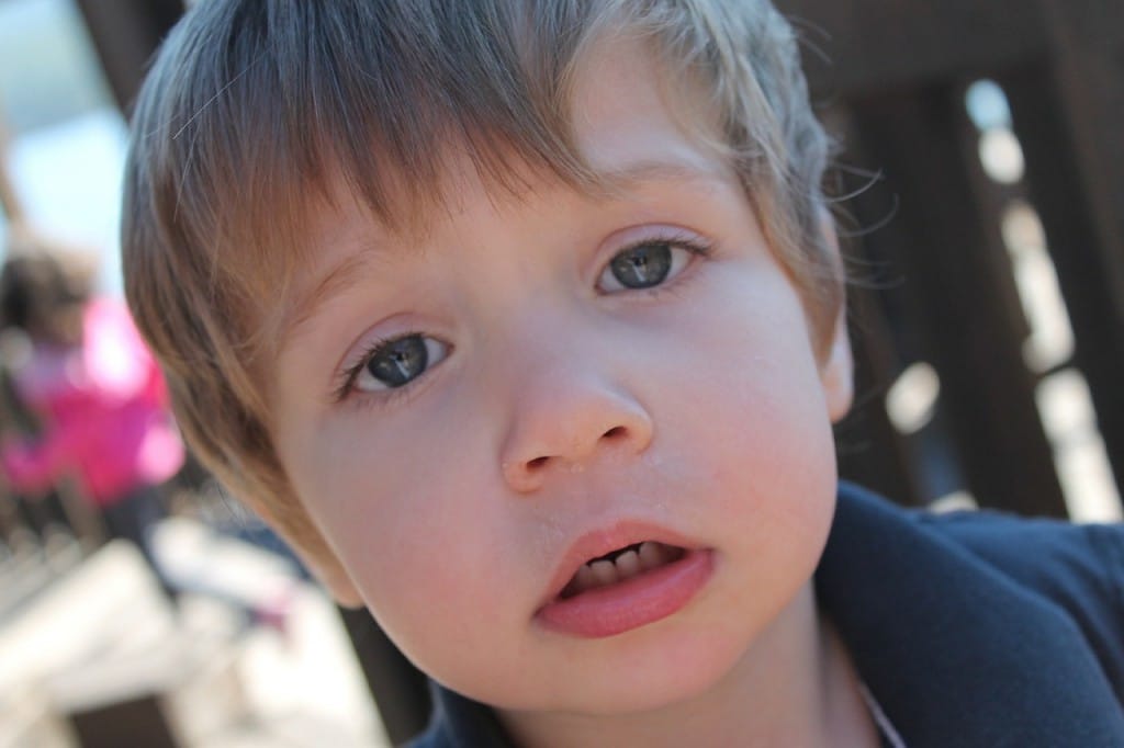 pet-nasvetov-kako-se-z-otrokom-pogovarjati-o-grozljivih-novicah-1