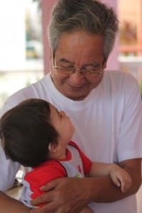 pomembna-vloga-babic-dedkov-v-zivljenju-otrok
