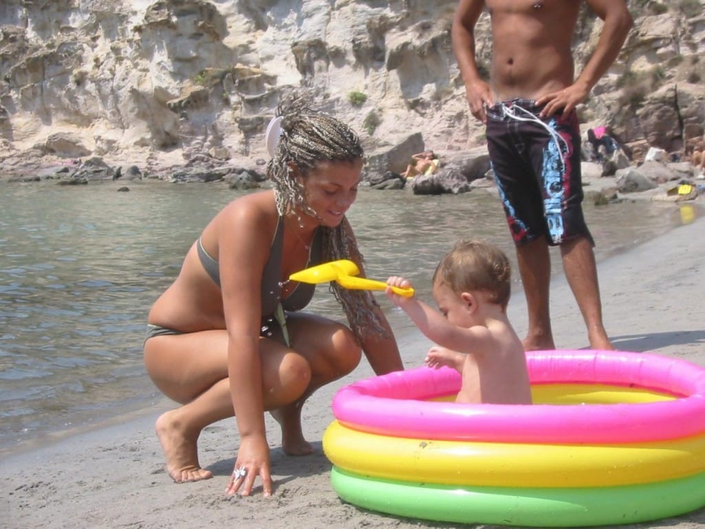 Otrok na plaži nagec ali v kopalkah?