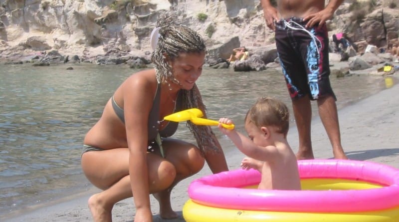 Otrok na plaži nagec ali v kopalkah?