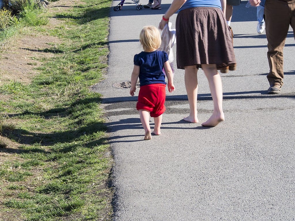 Zakaj bi morali vaši otroci hoditi čim več bosi