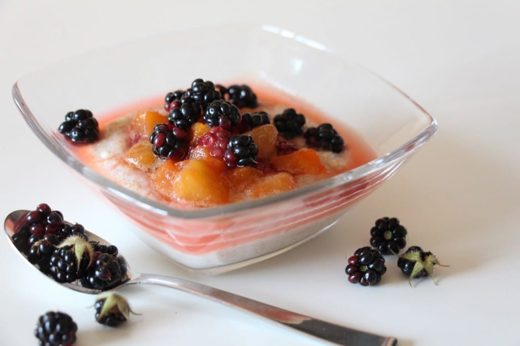 Zdrob s kuhanim sadjem in robidnicami