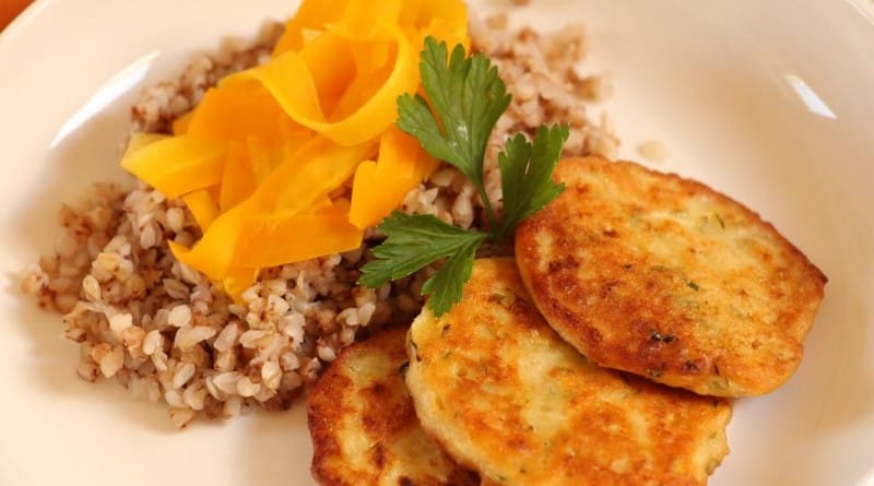 Skutni polpeti z bučko in ajdova kaša s korenčkovimi trakovi