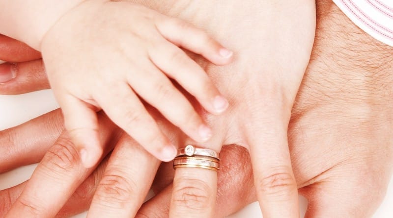 Enostaven način, kako naučiti otroka, da ne prekinja odraslih