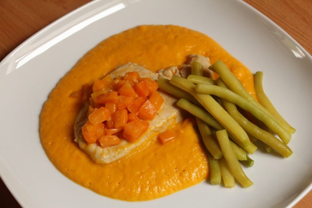 Meso s stročjim fižolom v korenčkovi omaki