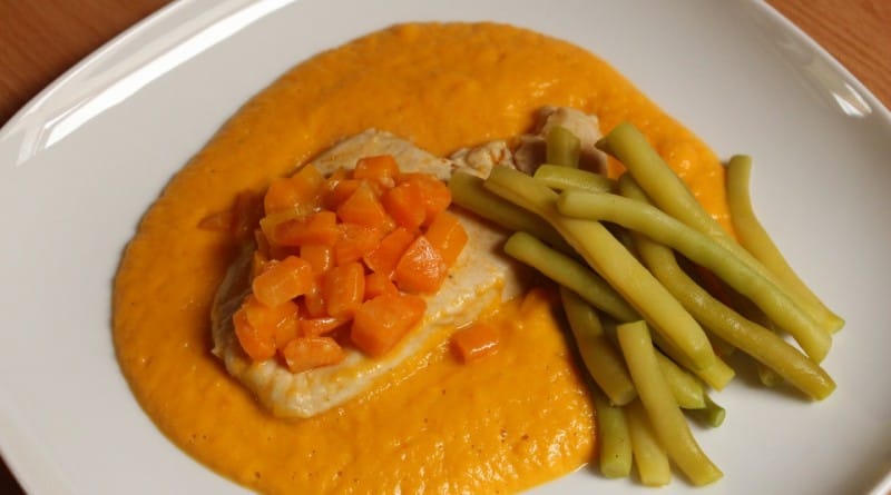 Meso s stročjim fižolom v korenčkovi omaki