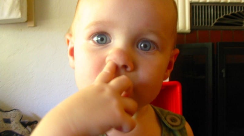 Zakaj si otroci vrtajo po nosu