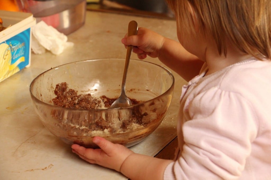 Z otrokom specite mandljeve piškote s kvinojo in brez jajc