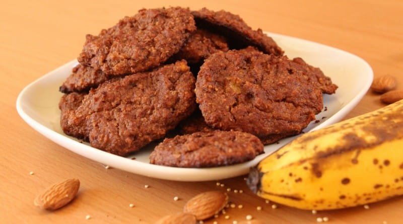 Z otrokom specite mandljeve piškote s kvinojo in brez jajc