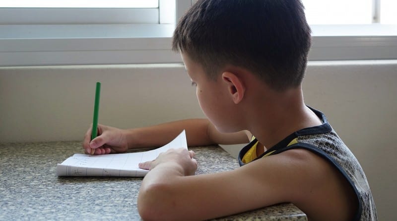 Kako pomagati otroku pri domačih nalogah?