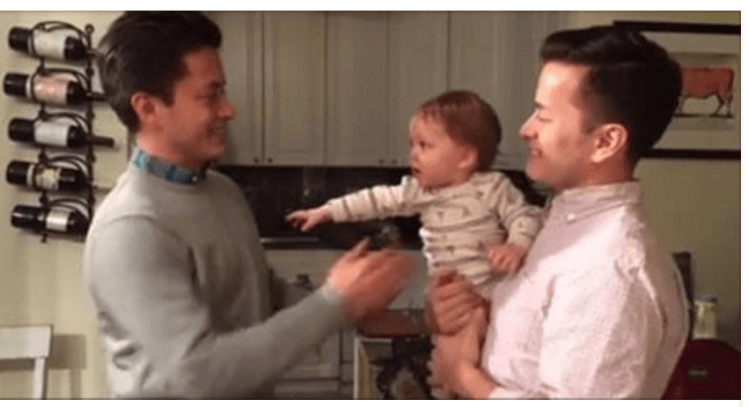 Video: dojenček sreča očetovega brata dvojčka