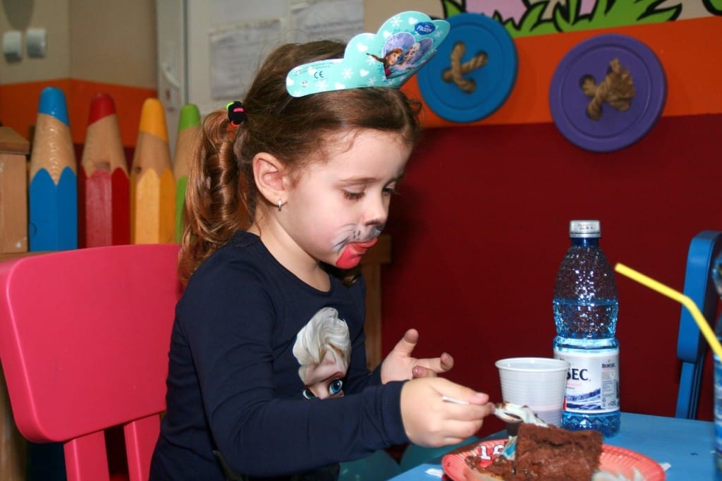 Dobro razmislite, preden otroku odrečete košček čokolade