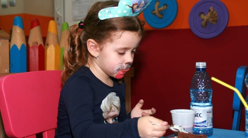 Dobro razmislite, preden otroku odrečete košček čokolade