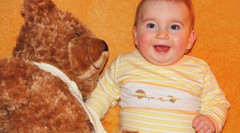 Še vedno verjamete mitu, da lahko dojenčka razvadite?