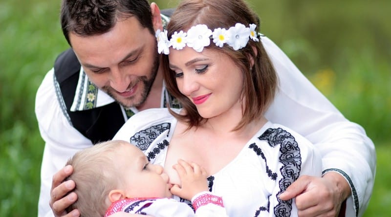 Dojenje - tudi očka lahko aktivno sodeluje