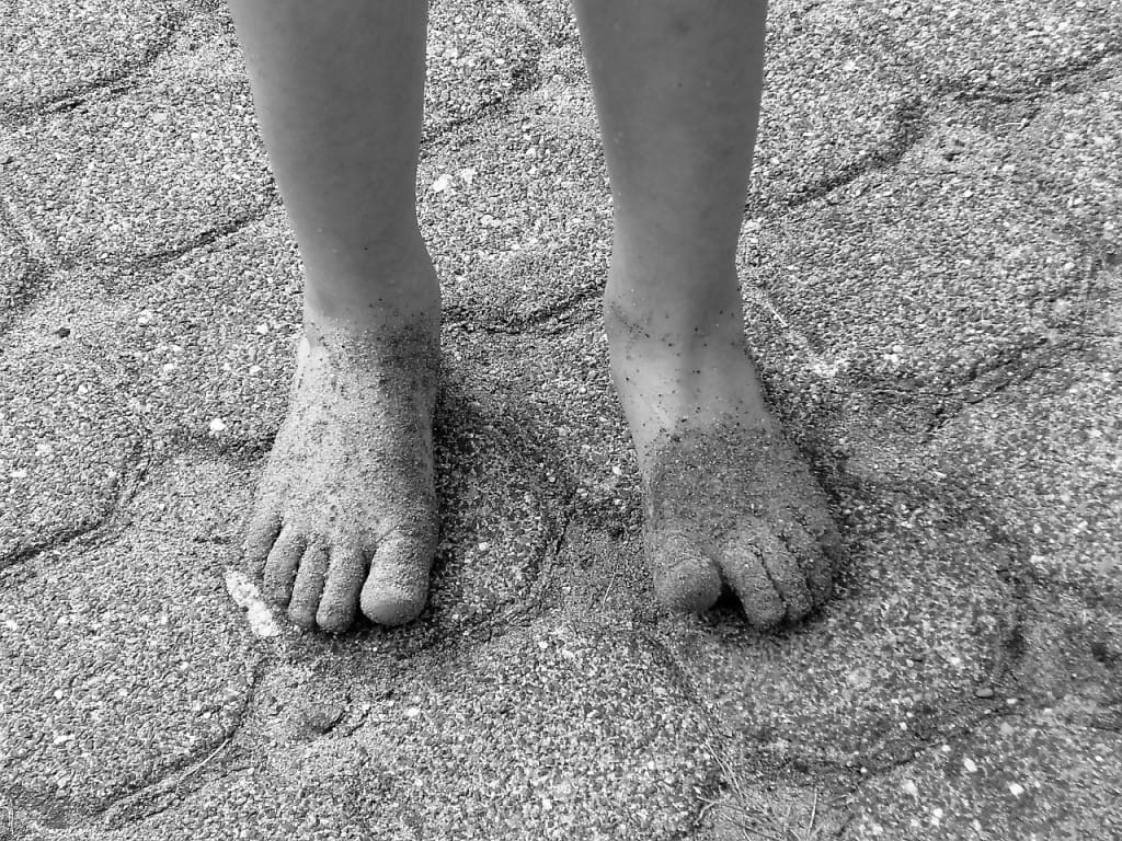 Pustite otrokom hoditi bosi in še šest drugih "pravil" igre