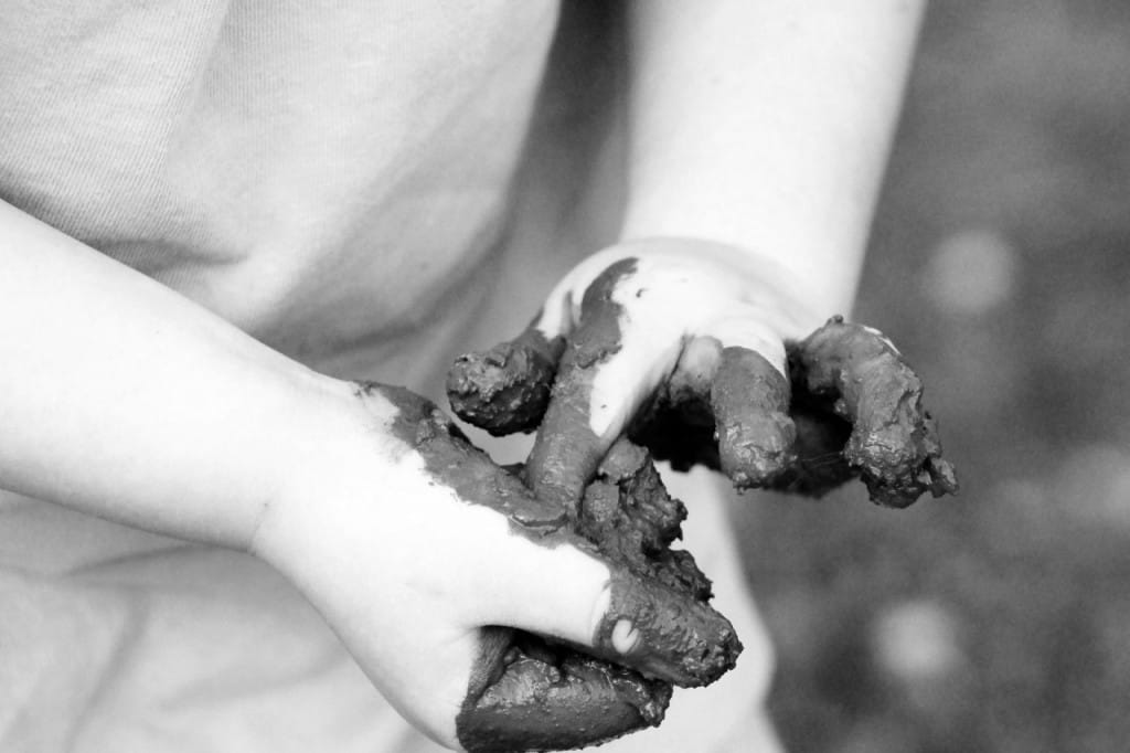 Pustite otrokom hoditi bosi in še šest drugih "pravil" igre