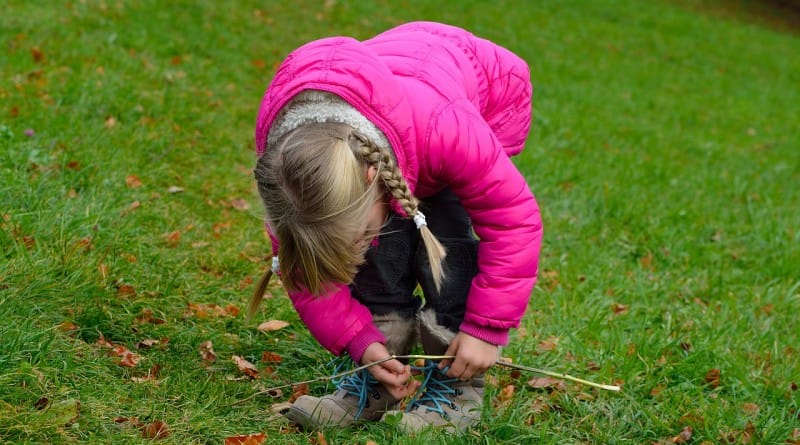 10 znakov, da preveč stvari počnete namesto svojih otrok