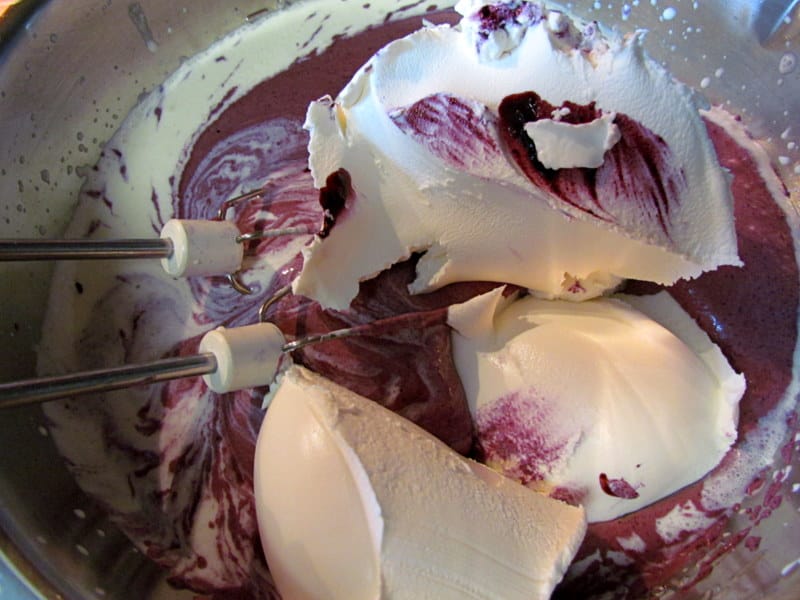 Borovničeva torta brez pečenja