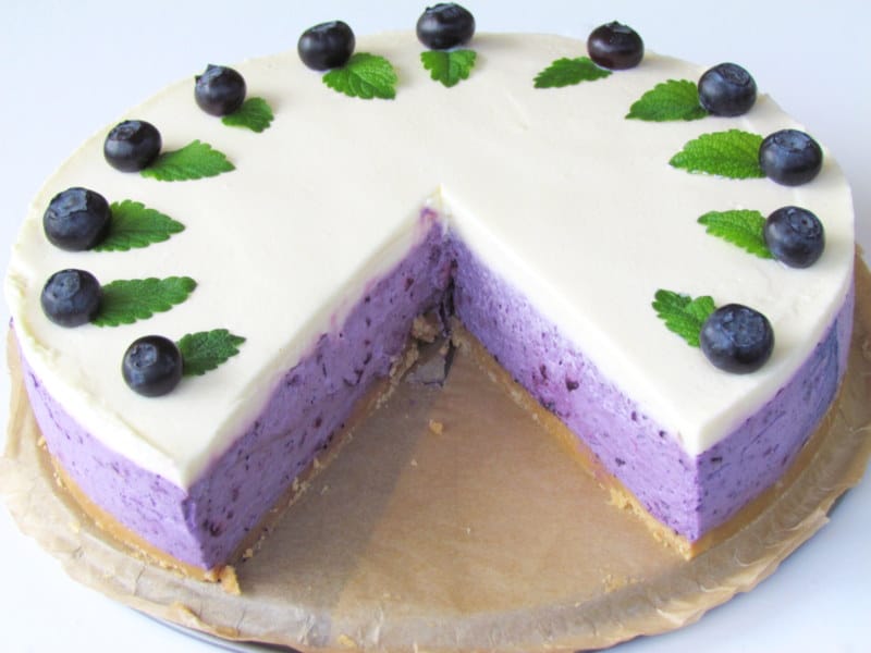 Borovničeva torta brez pečenja