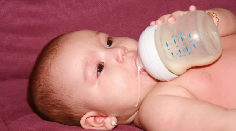 Če dojenček pije preveč vode, je lahko nevarno