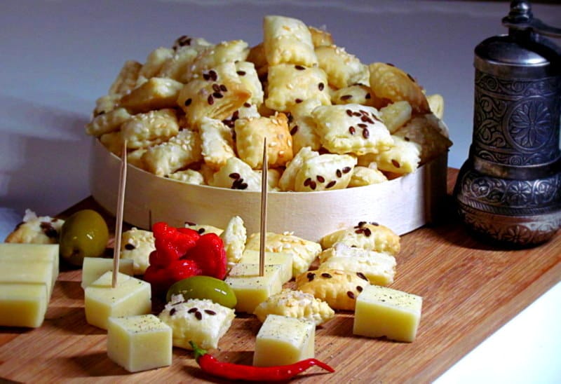 Recept: Slano pecivo z lanenimi semeni in sezamom