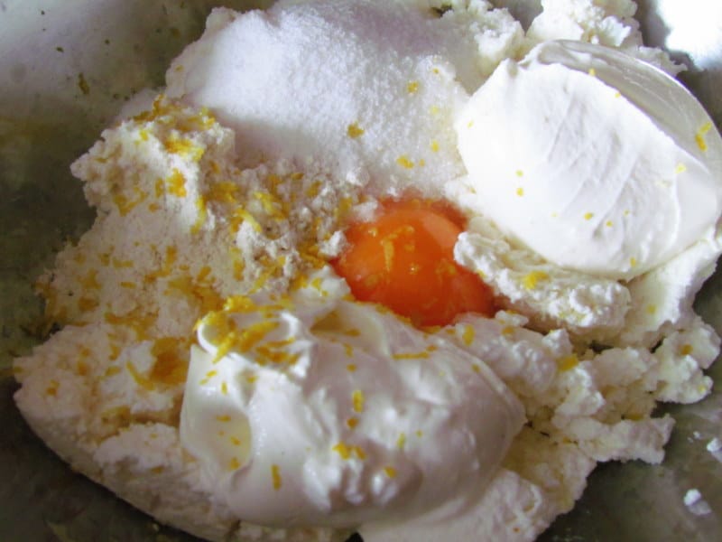 Recept: sočno skutino pecivo z bezgom