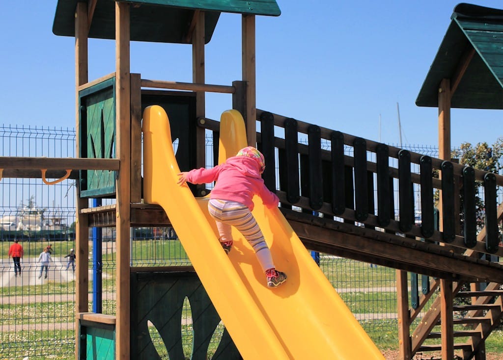 Zakaj moZakaj morate otroka spodbujati, da se vzpenja po toboganurate otroka spodbujati, da se vzpenja po toboganu