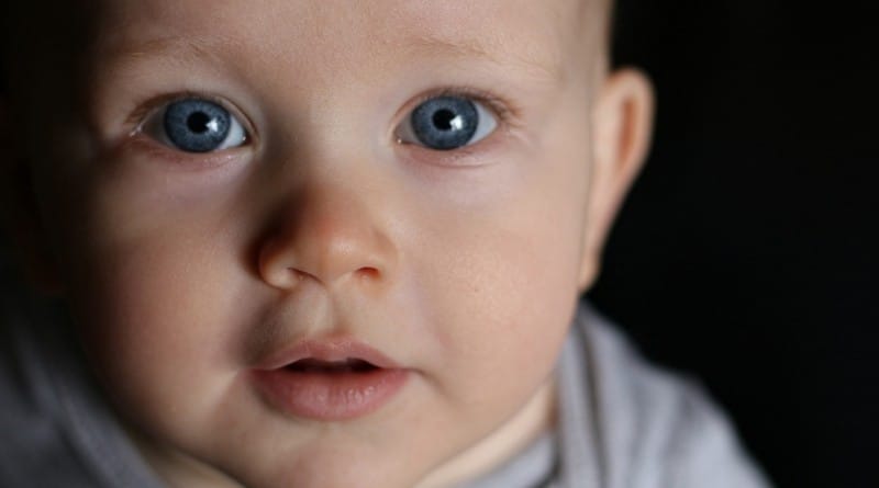 Razvoj dojenčka v osmem mesecu