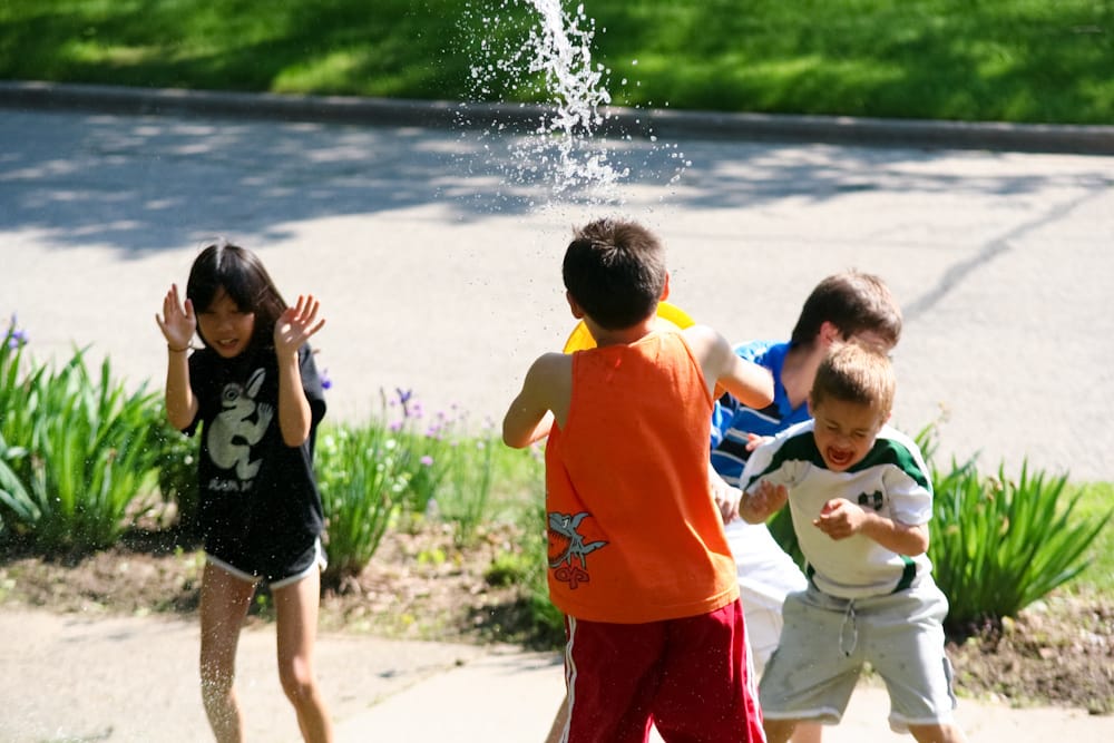 Zakaj starši tako trpimo in nas zaboli v srcu, ko se otroci prepirajo?