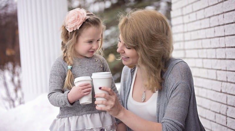 Zakaj si moramo na letalu v primeru nesreče masko nadeti najprej starši?
