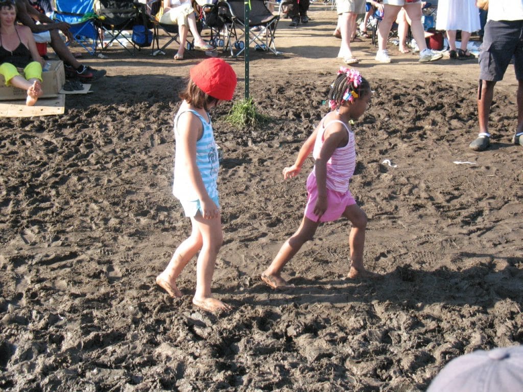 Bosonogi otrok? Ampak tla so umazana. In otrok se lahko prehladi.