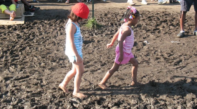 Bosonogi otrok? Ampak tla so umazana. In otrok se lahko prehladi.