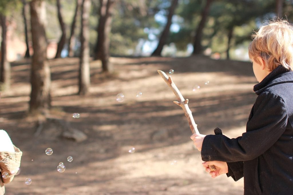 Čarobnost otroštva lahko otrokom nehote odvzamemo