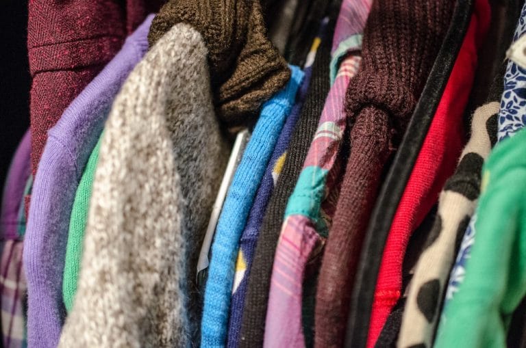 Praktični vodnik za zmanjšanje količine oblačil v omari