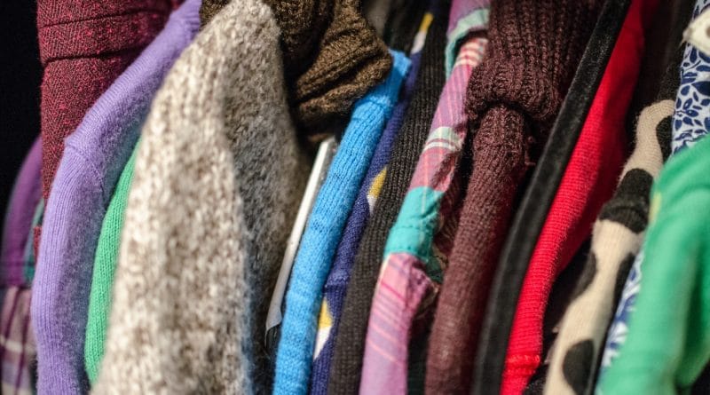 Praktični vodnik za zmanjšanje količine oblačil v omari