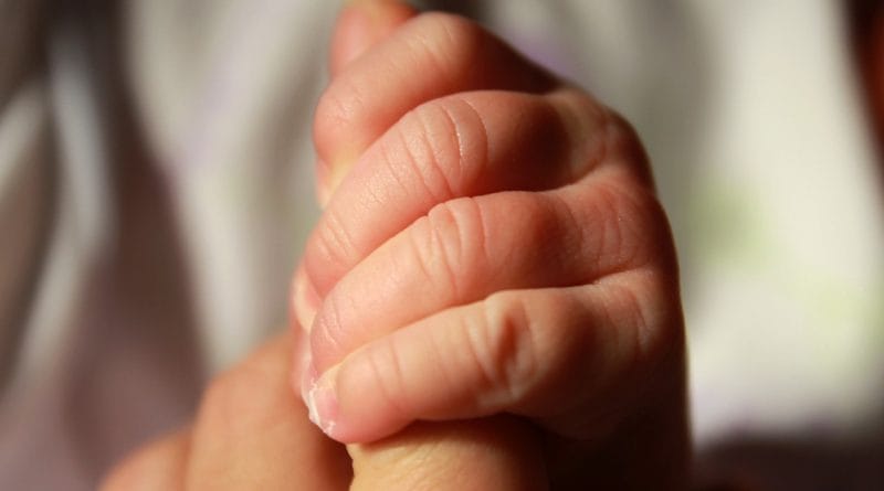 Ležanje z otroki, dokler ne zaspijo, ni slaba navada