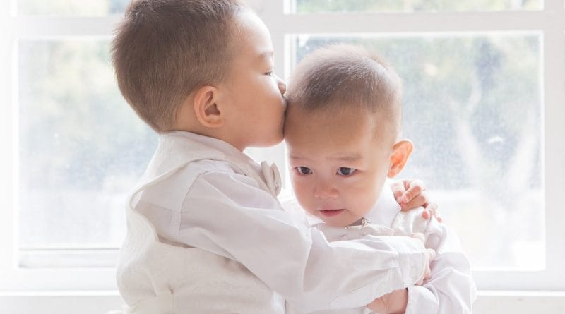 5 korakov, kako pomagati pri prepirih med sorojenci