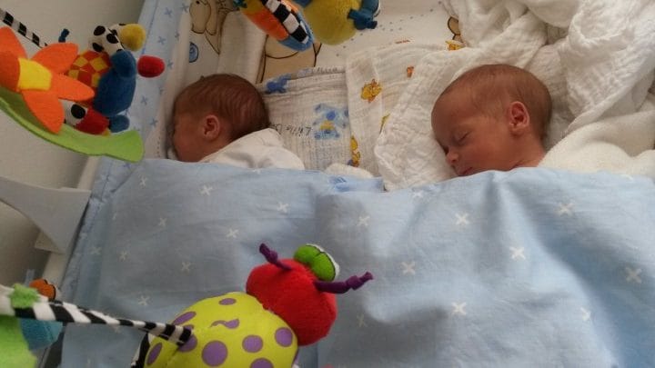 Čas za spanje: uvajanje spalne rutine pri dvojčkih
