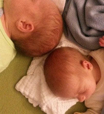 Čas za spanje: uvajanje spalne rutine pri dvojčkih