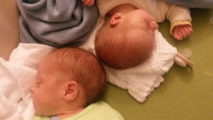 Čas za spanje: uvajanje spalne rutine pri dvojčkih