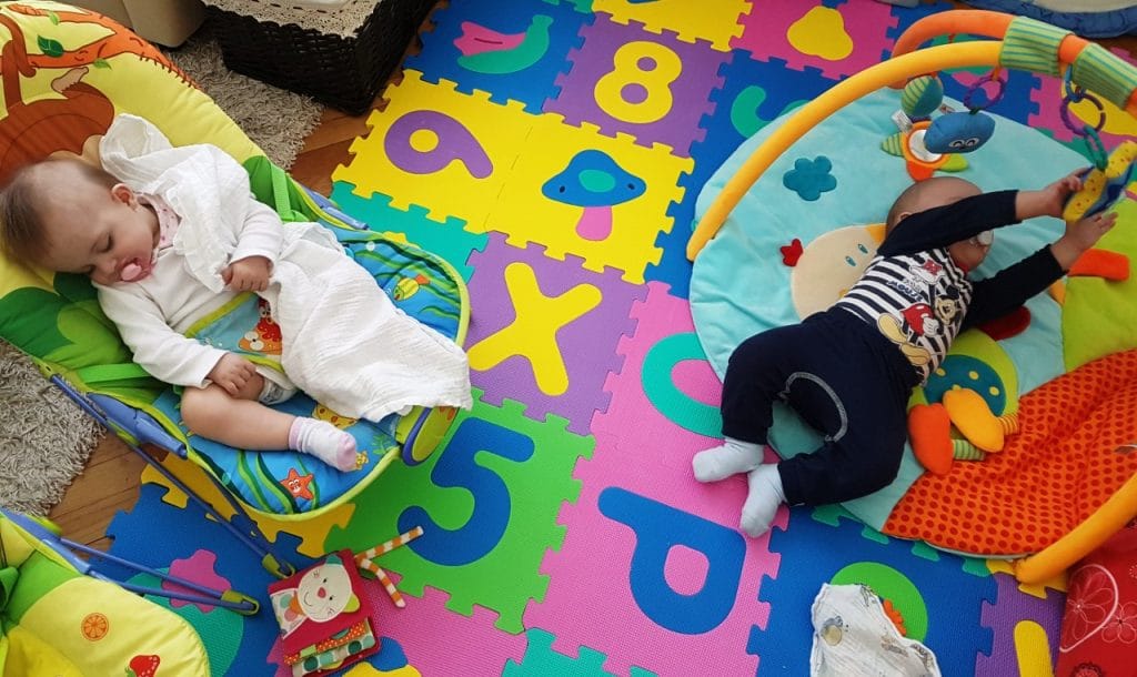 Čas za spanje: uvajanje spalne rutine pri dvojčkih