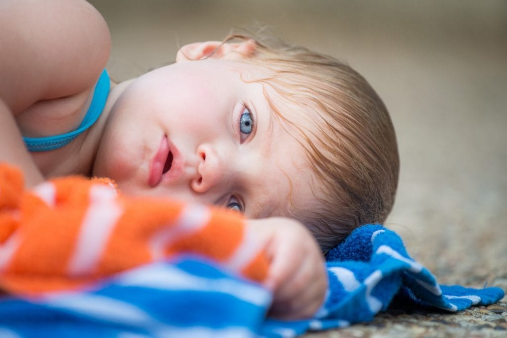 Postavljanje meja malčkom s pomočjo empatije in pozitivnega vodenja