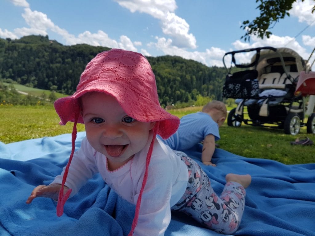 Z dvojčki na sprehodu