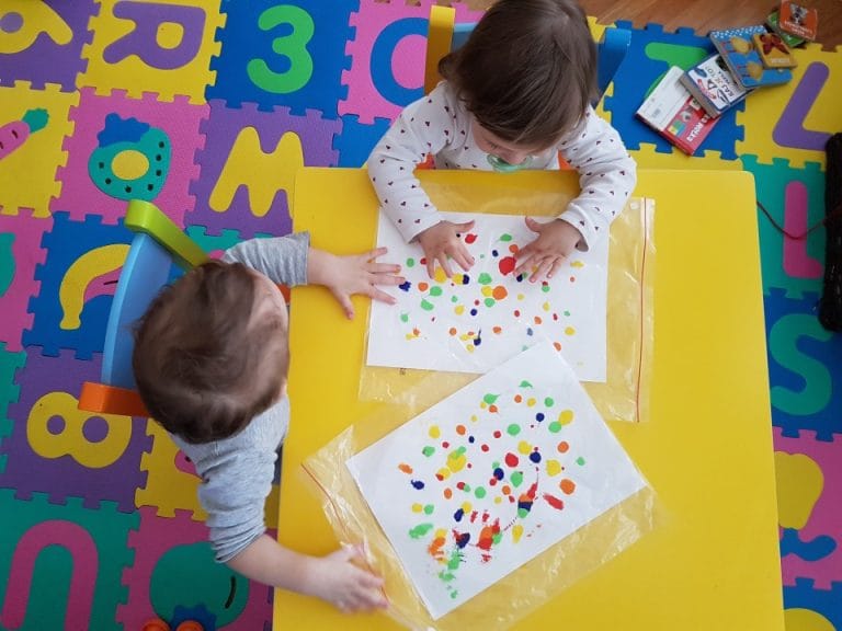 Ustvarjanje z dvojčki - slikanje s prstki