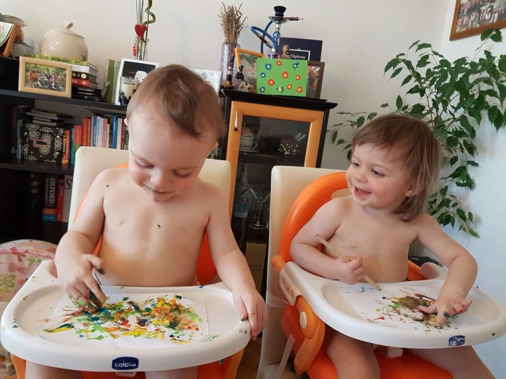 Ustvarjanje z dvojčki: slikanje s prstki