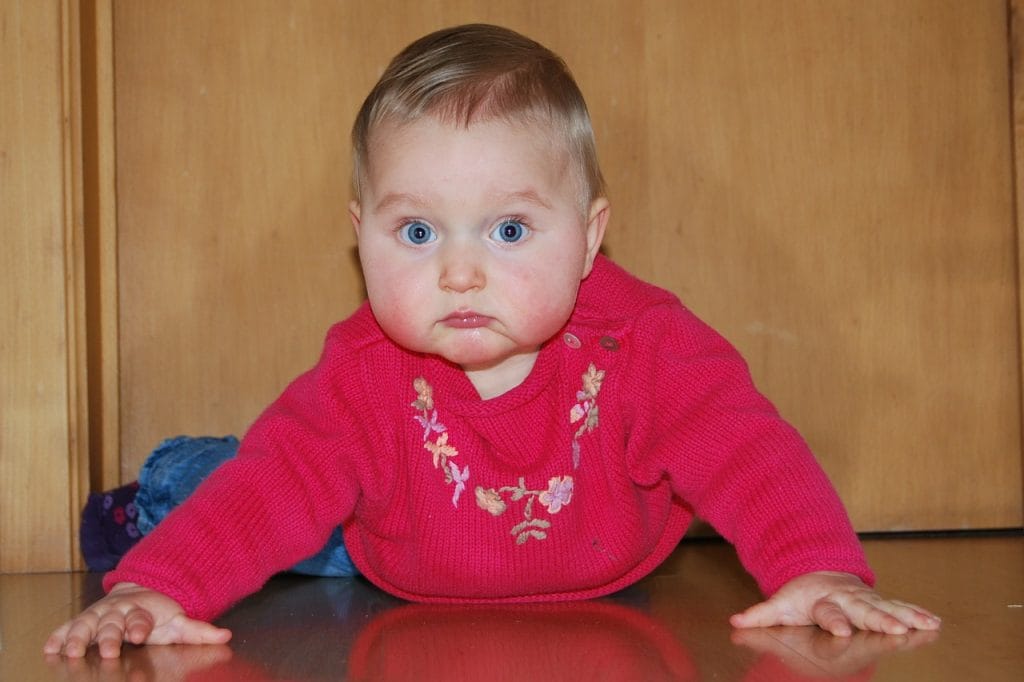 9 razlogov, zakaj ne smemo pomagati dojenčkom pri hoji