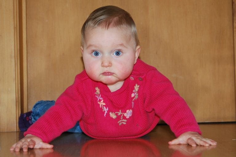 9 razlogov, zakaj ne smemo pomagati dojenčkom pri hoji