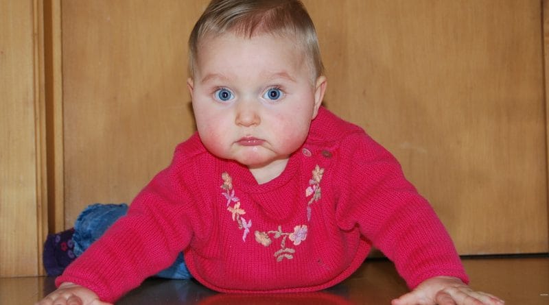 9 razlogov, zakaj ne smemo pomagati dojenčkom pri hoji