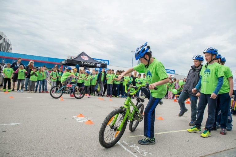 Varno na kolesu: Kako otroku omogočiti varno kolesarsko izkušnjo?